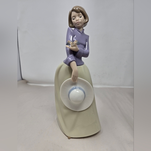 Nao by Lladro Figurine Blue Bird First Flight Women Holding Bird & Hat 10.5 Inch - Picture 2 of 13